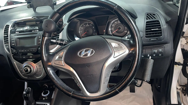 hyundai-ix20-Jeff-Gosling-hand-controls-with-indicators. Mobility Station