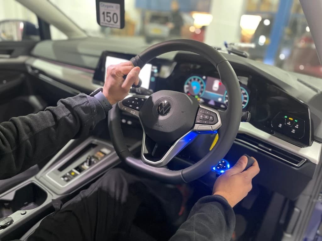 Steering knob and hand controls fitted in a car