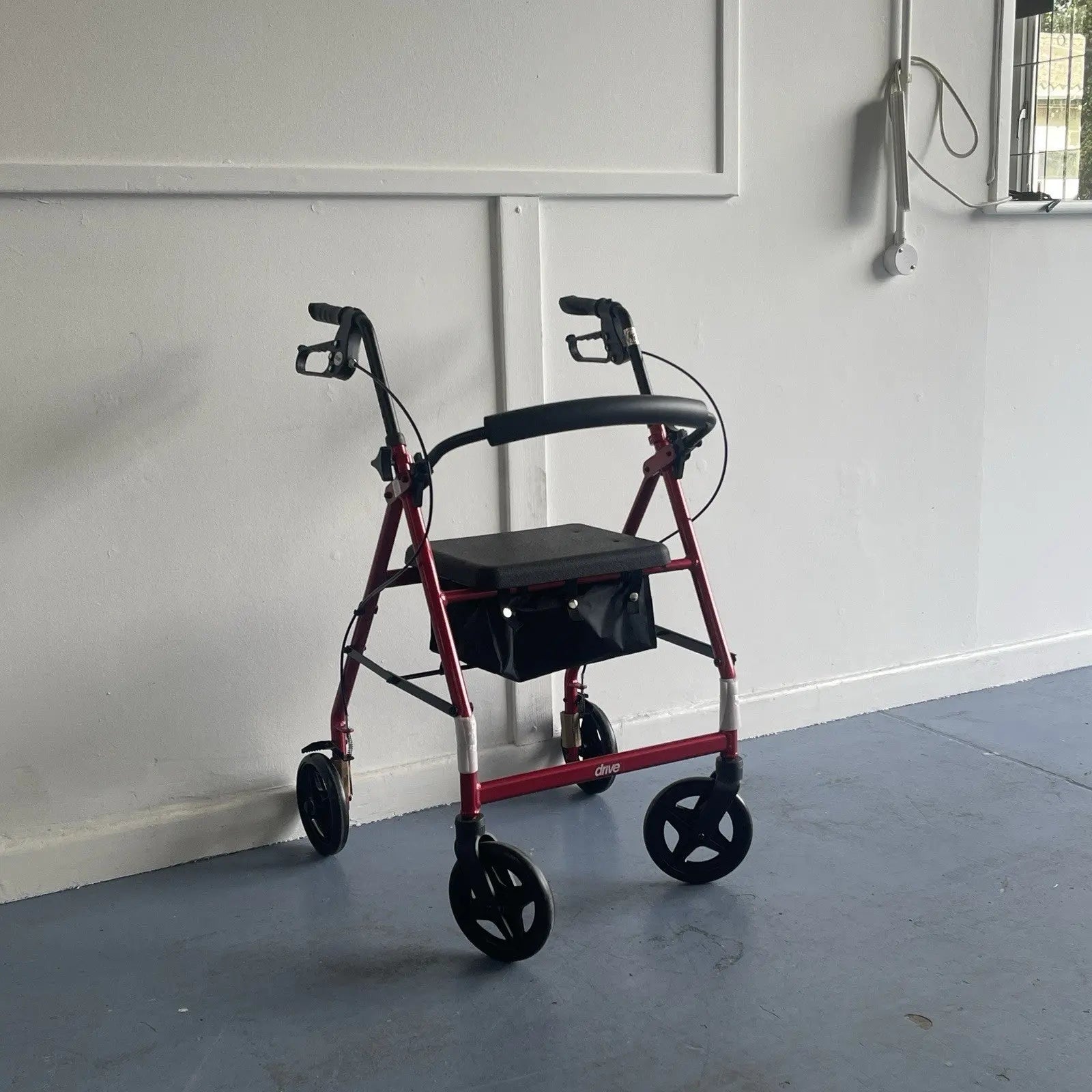 Drive R6RD59 4 Wheel Lightweight Rollator-Mobility Station