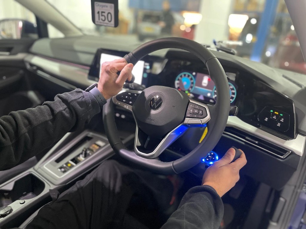 Steering knob and hand controls fitted in a car